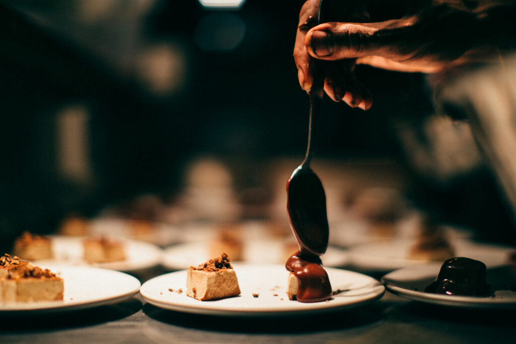 Gourmet- und Mietkoch Mike Neumann aus NRW - süßes Dessert anrichten
