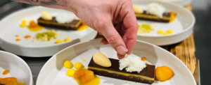 Mike Neumann richtet Crema Catalana als Dessert beim Fine Dining Spanischer Abend an.